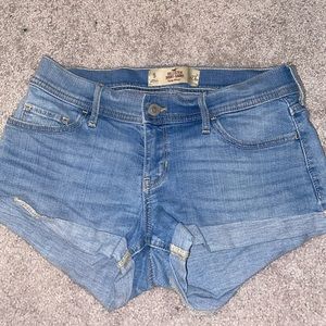 HOLLISTER LOW RISE “SHORT-SHORT” SHORTS